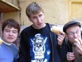 Жрем хот-доги 
наперекор инструкции.